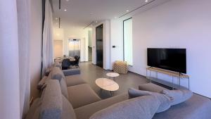 ein Wohnzimmer mit Couch und Flachbildfernseher in der Unterkunft Sunrise Beachfront Villas - Villa 3 in Paralimni