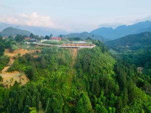 un train sur une voie au milieu d'une forêt dans l'établissement Lý Thị Chương Homestay & Bungalow, à Bản Kam
