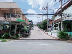 uma rua vazia numa cidade com edifícios em PinkHomestayBetong(โฮมสเตย์เบตง) em Ban Komo Sip Paet