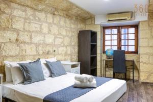Llit o llits en una habitació de Charming 4BR House of Character with private pool By 360 Estates