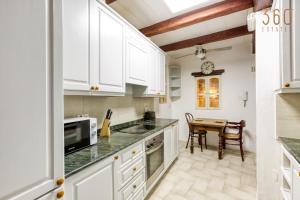 Cuina o zona de cuina de Charming 4BR House of Character with private pool By 360 Estates