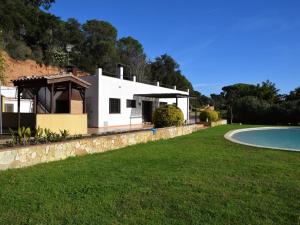 una casa bianca con cortile e piscina di Villa pedralta a Sant Feliu de Guíxols
