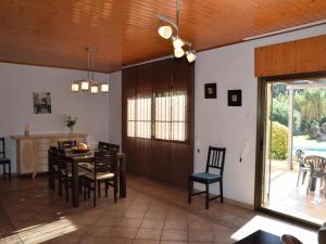 サン・フェリウ・デ・ギホルスにあるVilla pedraltaのキッチン、ダイニングルーム(テーブル、椅子付)