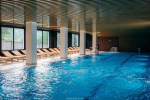 בריכת השחייה שנמצאת ב-MORVA Premium Spa Resort או באזור