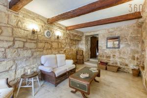 Posezení v ubytování Charming 4BR House of Character with private pool By 360 Estates