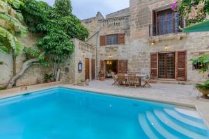 Piscina a Charming 4BR House of Character with private pool By 360 Estates o a prop