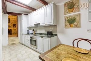 Cuina o zona de cuina de Charming 4BR House of Character with private pool By 360 Estates