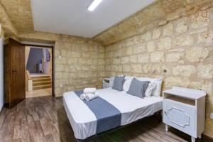 Llit o llits en una habitació de Charming 4BR House of Character with private pool By 360 Estates