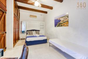 Llit o llits en una habitació de Charming 4BR House of Character with private pool By 360 Estates