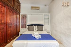 Llit o llits en una habitació de Charming 4BR House of Character with private pool By 360 Estates