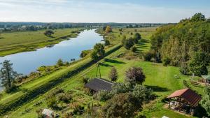 einem Luftblick auf einen Fluss mit einem Haus in der Unterkunft Agroturystyka Nad Wartą in Skwierzyna