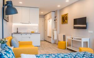 een woonkamer met een bank en een keuken bij Lolo Apartment in Goedaoeri