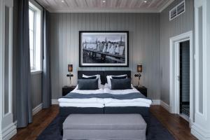 ein Schlafzimmer mit einem großen Bett und einem Bild an der Wand in der Unterkunft Marstrands Kurhotell in Marstrand