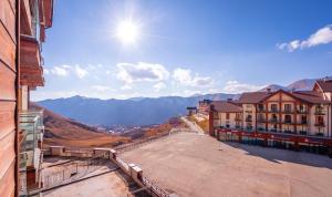 uitzicht op de bergen vanaf de top van een gebouw bij Lolo Apartment in Goedaoeri