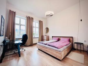 Postel nebo postele na pokoji v ubytování Sunny City - Apartment in SPA Zone with Private Garage + 24 fotografií