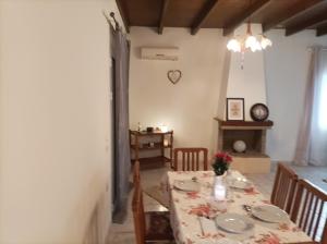 un comedor con una mesa con platos. en Stammys house en Pelekas