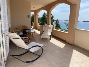 Habitación con sillas y vistas al agua en DOM WAKACYJNY BEZPOŚREDNIO PRZY MORZu, en Sevid