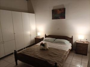 1 dormitorio con 1 cama con 2 mesitas de noche y 2 lámparas en Stammys house en Pelekas