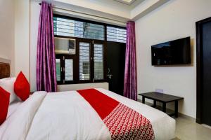 Кровать или кровати в номере Flagship Hotel Umrao Inn