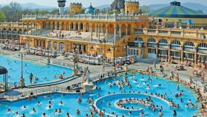 ein großer Pool in einem Gebäude mit Menschen darin in der Unterkunft Spark Apartment in Budapest