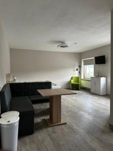 ein Wohnzimmer mit einem Sofa und einem Tisch in der Unterkunft Monteur Zimmer Bad Bentheim in Bad Bentheim