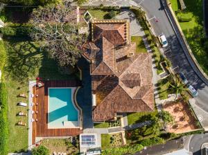 uma vista superior de uma casa com piscina em Casa Portuguesa - Charming House em Ponta Delgada