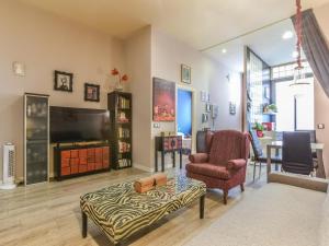 sala de estar con TV, 2 sillas y mesa de centro en apartamento para 6 personas en madrid rio, en Madrid
