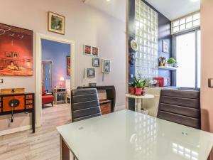 馬德里的住宿－apartamento para 6 personas en madrid rio，厨房以及带桌椅的起居室。