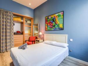 馬德里的住宿－apartamento para 6 personas en madrid rio，卧室配有白色的床和蓝色的墙壁