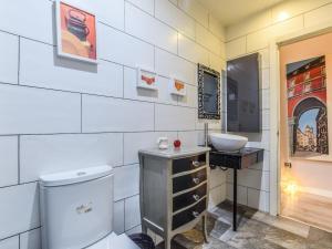 a bathroom with a toilet and a sink at apartamento para 6 personas en madrid rio in Madrid