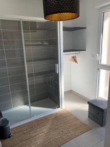 Kúpeľňa v ubytovaní Maison 100m2 - Jaccuzzi, Jardin, 10 min plages + 7 fotografií