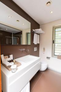 een badkamer met een grote witte wastafel en een toilet bij Ortunc Hotel - Cunda Island (Adult Only) in Ayvalık +135 foto's