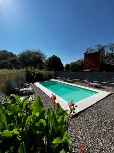 una piscina en medio de un patio en Cabañas Luz de Luna en Santa Rosa de Calamuchita