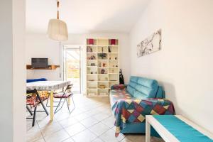 - un salon avec un canapé et une table dans l'établissement Massy & Alex house intero appartamento, à Rome