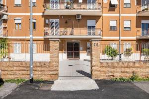 - un bâtiment en briques avec une porte et un balcon dans l'établissement Massy & Alex house intero appartamento, à Rome