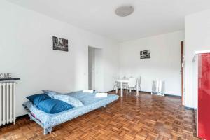 een woonkamer met een bank en een tafel bij MI8 -10 minutes from the Duomo- Large Apartment in Milaan