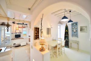 Η κουζίνα ή μικρή κουζίνα στο Villa Princess 5 4Bed with Small Tub Panormos Beach