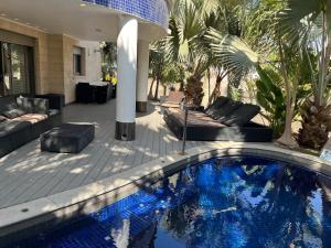 einen Pool im Hinterhof eines Hauses in der Unterkunft YalaRent Haven villa with private pool and jacuzzi in Eilat