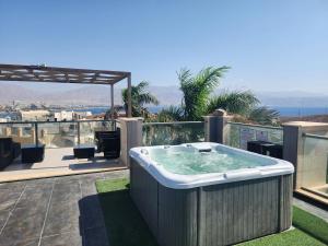 einen Whirlpool auf dem Balkon eines Hauses in der Unterkunft YalaRent Haven villa with private pool and jacuzzi in Eilat