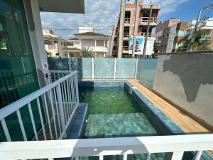 Πισίνα στο ή κοντά στο Apartamento confortável com piscina