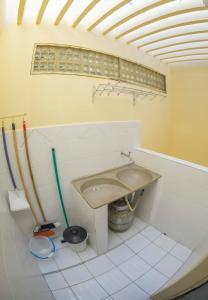 een badkamer met een wastafel en twee dweilen bij Pousada Flats Recanto Sonhos do Porto in Porto De Galinhas