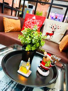 einen Tisch mit einer Topfpflanze darüber in der Unterkunft Modern Condo with Stunning Views at a Prime Location - Air Residence in Manila