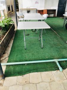 une table de pique-nique sur une parcelle d'herbe dans l'établissement Urban Escape, à Nairobi