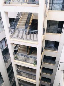 - une vue de tête sur un immeuble avec des escaliers dans l'établissement Urban Escape, à Nairobi