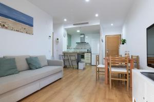 Cucina o angolo cottura di FiveStepsToSea - Beach Apartment Valencia