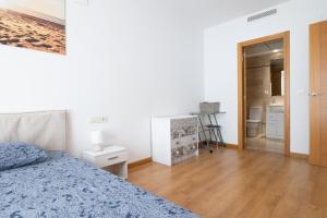 Letto o letti in una camera di FiveStepsToSea - Beach Apartment Valencia