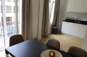 une salle à manger avec une table et des chaises ainsi qu'une cuisine dans l'établissement Cosy 2BDR Apartment, Terrace, à Anvers