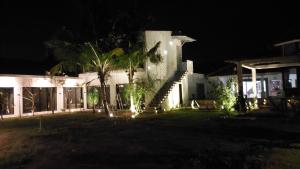 una casa di notte con luci in cortile di Mercusuar Resort Jepara a Kesembu