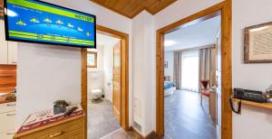 Televízia a/alebo spoločenská miestnosť v ubytovaní Appartements Am Burgsee