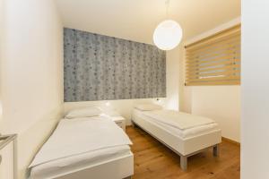 シュラートミンクにあるAppartement Gabbie by Schladming-Appartementsのベッド2台と窓が備わる客室です。